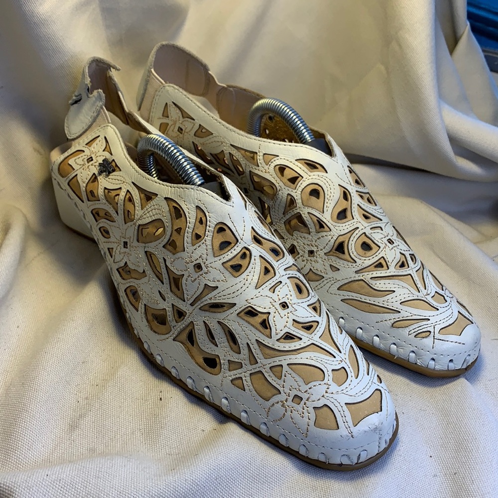 Pikolinos flower laser cut leather/stitching shoes